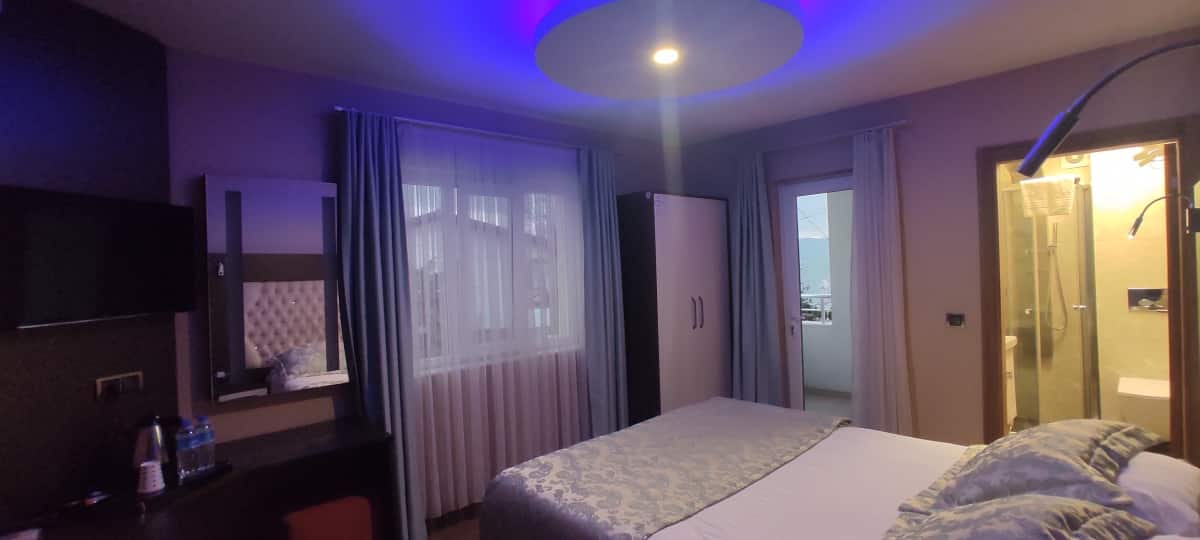 Standardzimmer, Gemeinschaftsbereich und Gartenblick