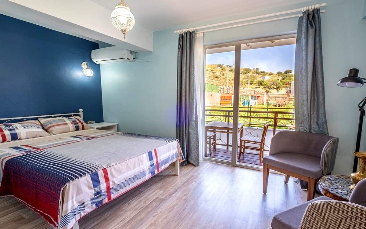 Zimmer mit Balkon, Gartenblick