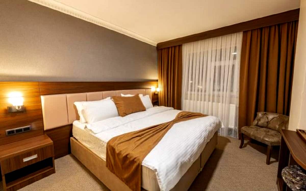 Zimmer mit französischem Bett