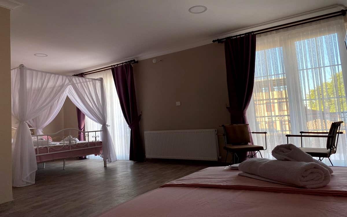 Zimmer mit Balkon