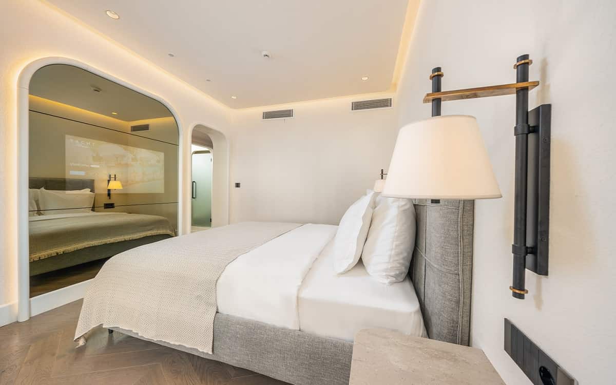 Zimmer mit französischem Balkon, Boulevardblick