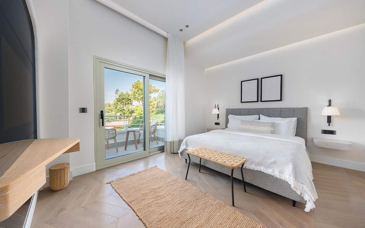 Zimmer mit Balkon, Gartenblick