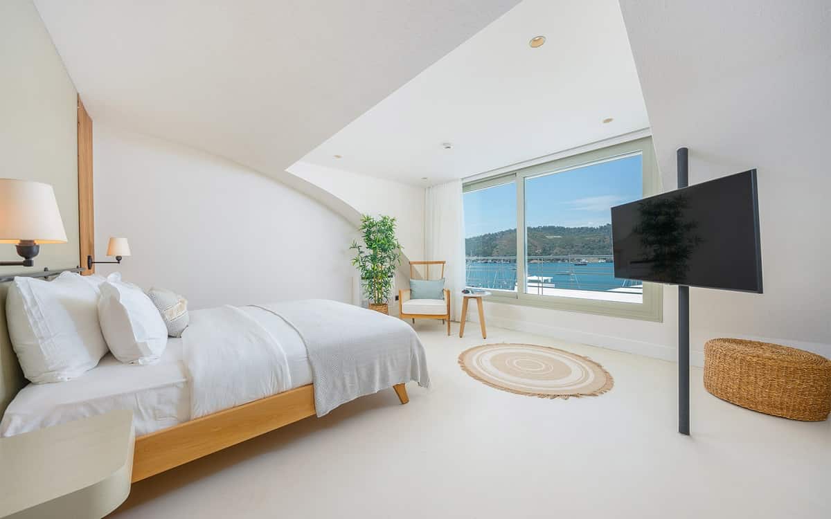 Zimmer mit französischem Balkon, seitlicher Meerblick