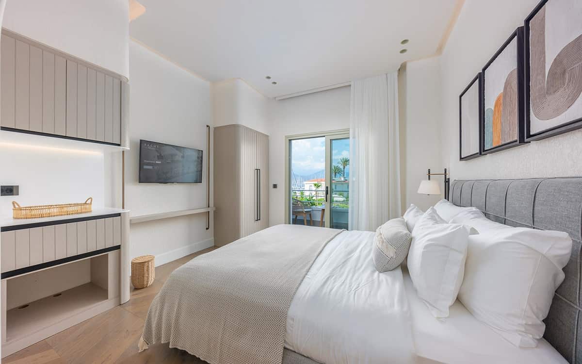 Zimmer mit Balkon und Badewanne, seitlicher Meerblick