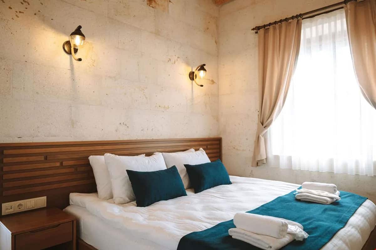 Zimmer mit Kamin