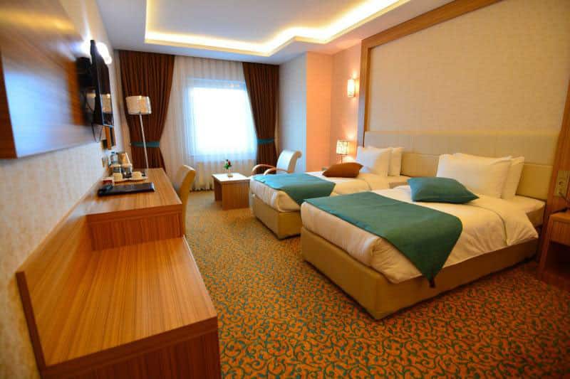 Zimmer mit 2 Einzelbetten und 1 Doppelbett, Stadtblick