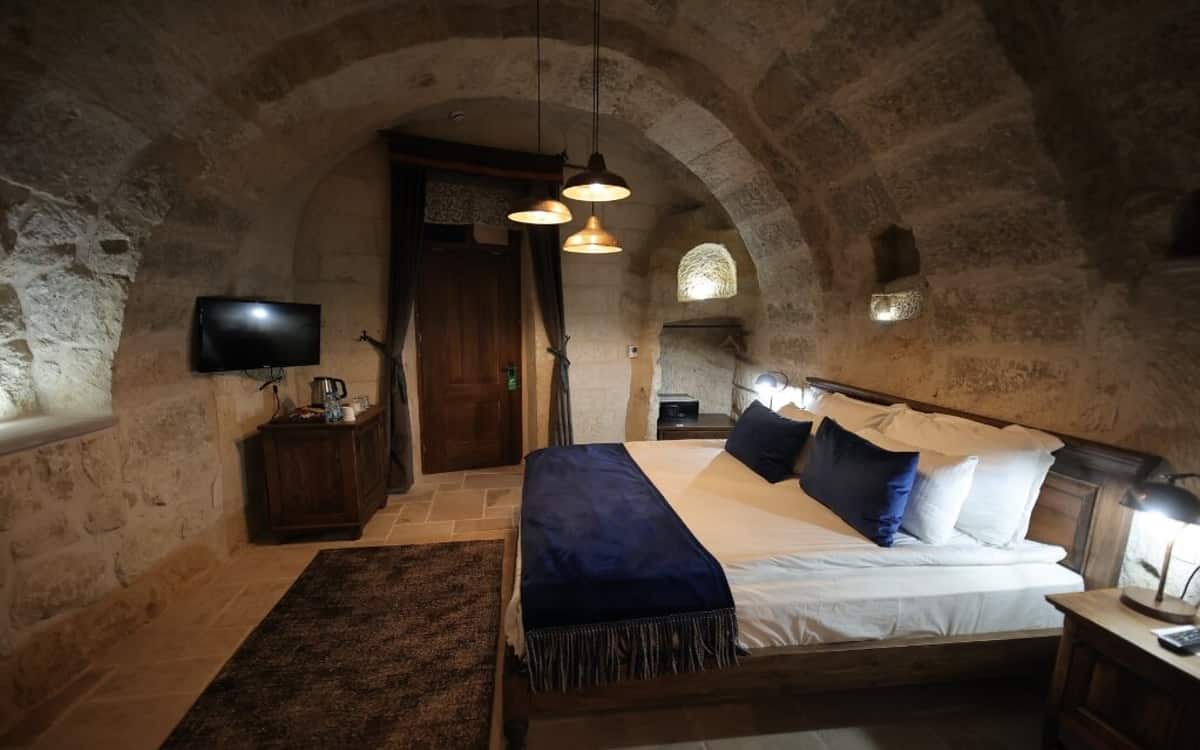 Deluxe Cave Room