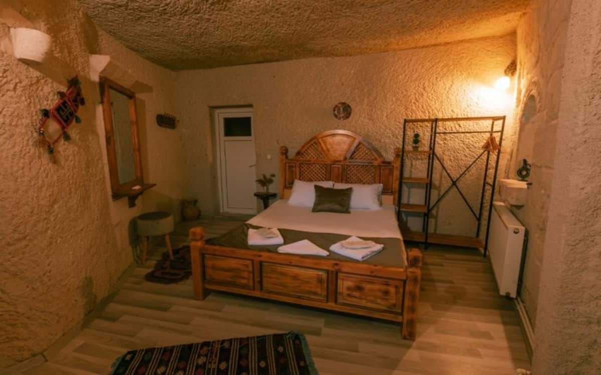 Deluxe Cave Room
