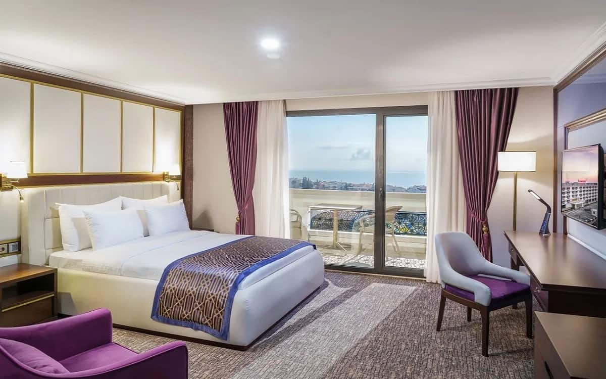 Zimmer mit französischem Bett und Balkon, Meerblick