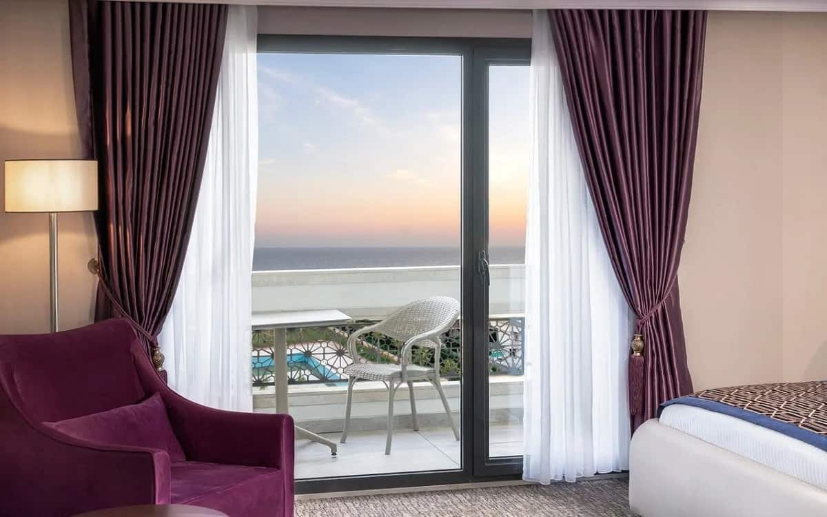 Zimmer mit französischem Bett und Balkon, Meerblick