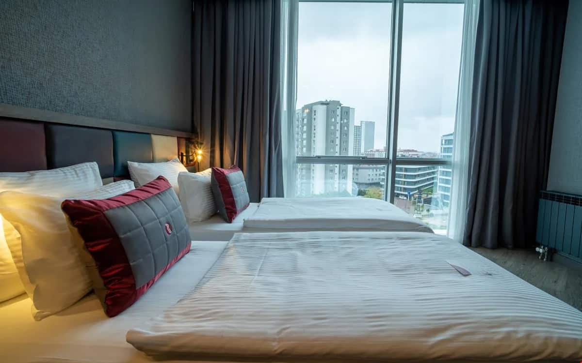 Room, Land View
