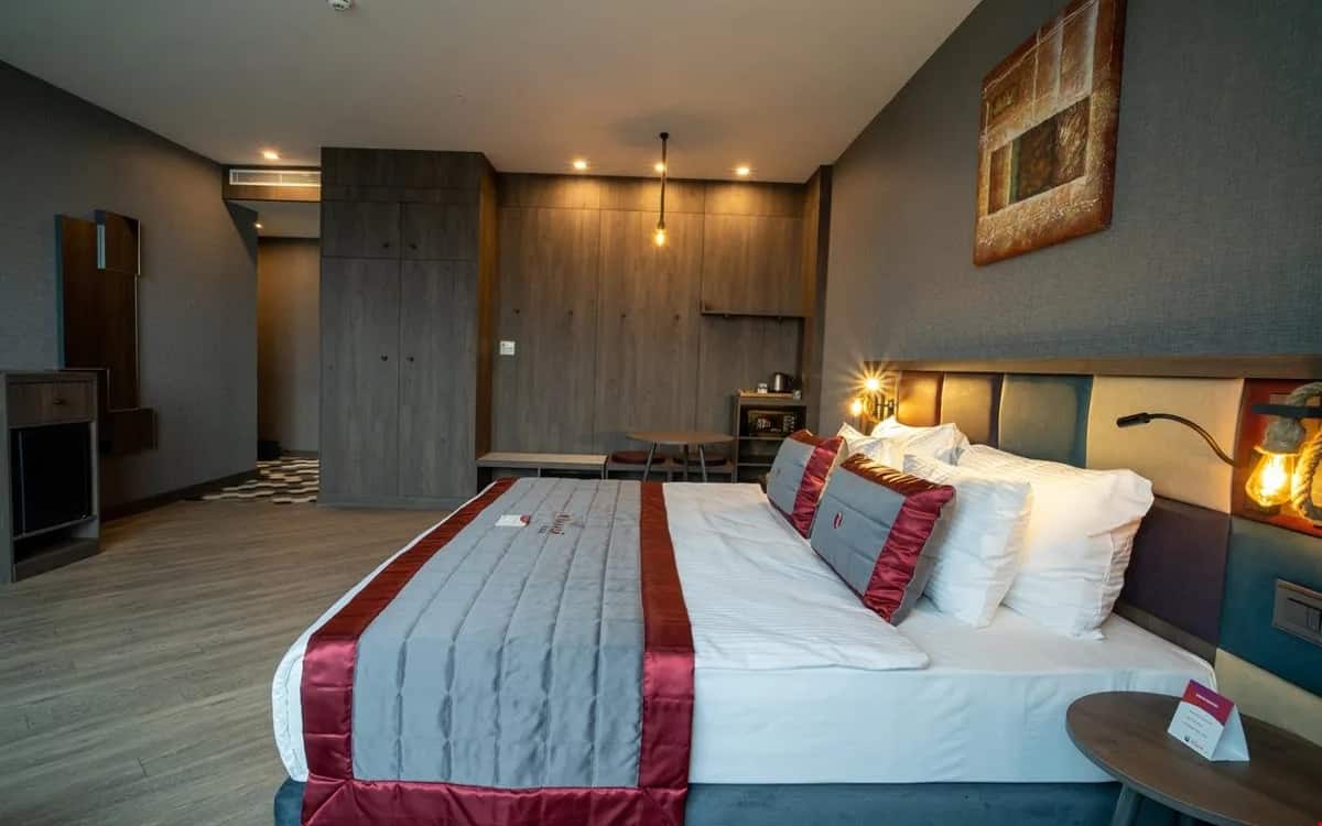 Room, Land View