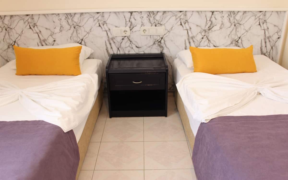 Zimmer mit 2 Einzelbetten und 1 Doppelbett