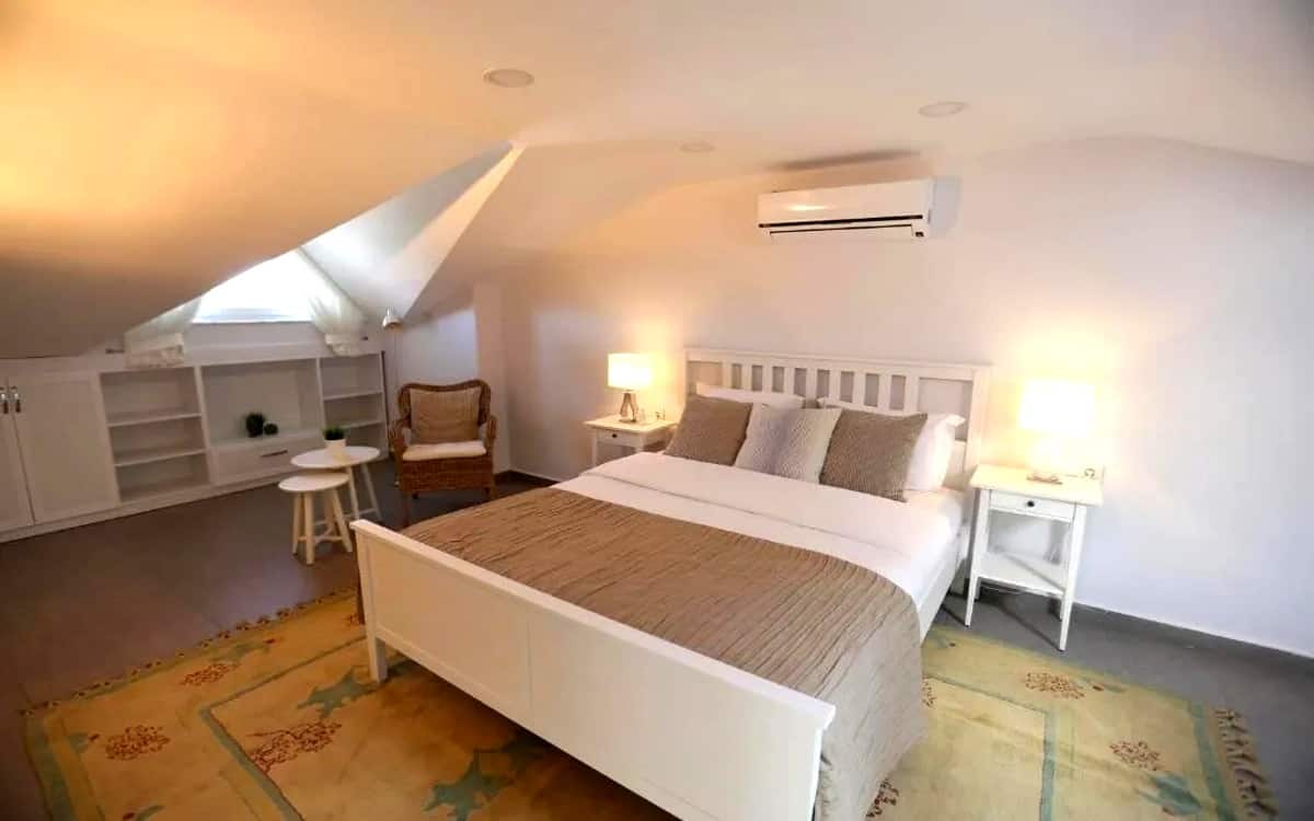 Dachzimmer mit Whirlpool