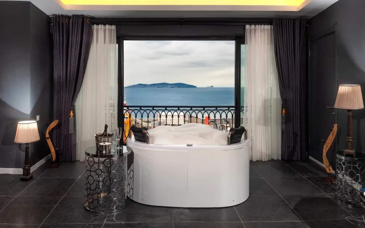 Room with Jacuzzi, Islands View
