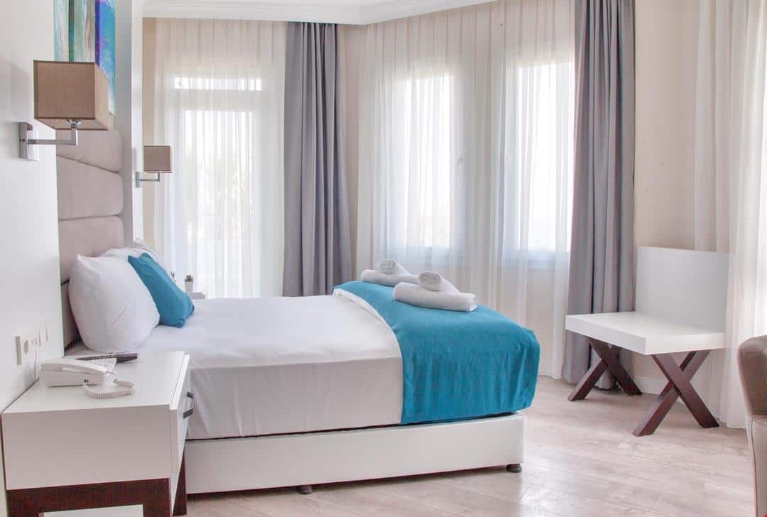 DOUBLE ROOM