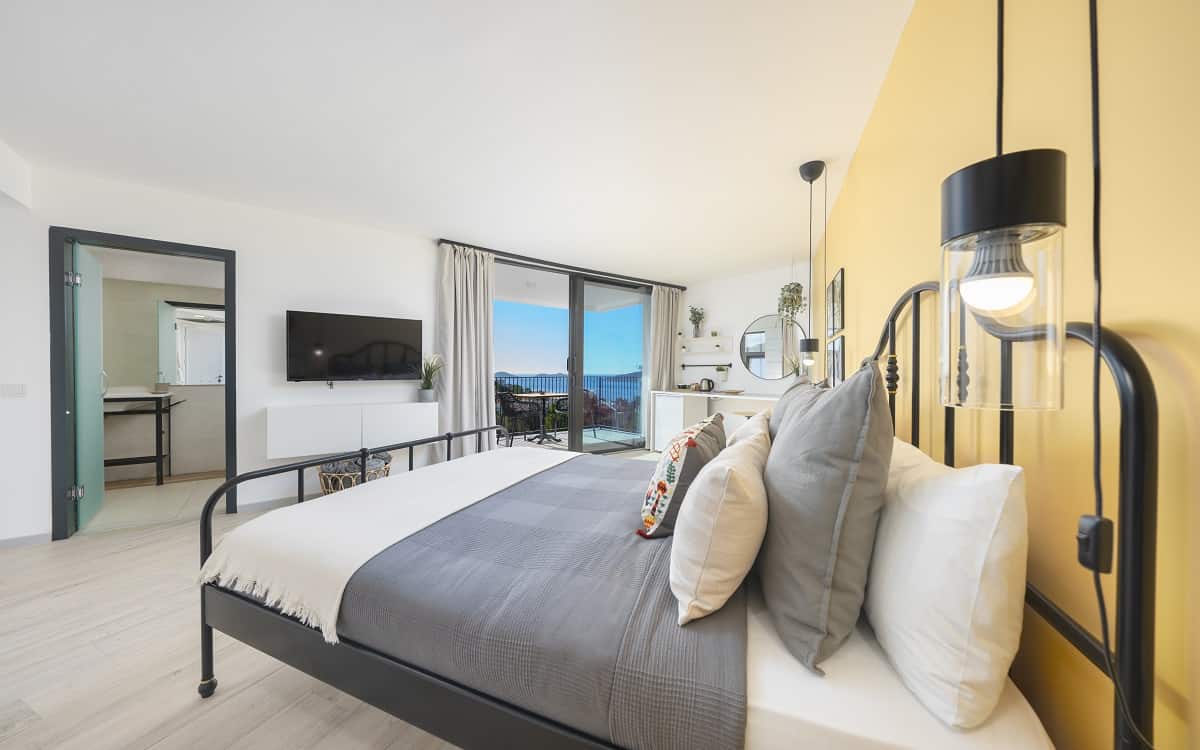 Room, Sea View