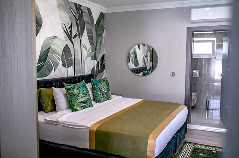 Swim-Up Room