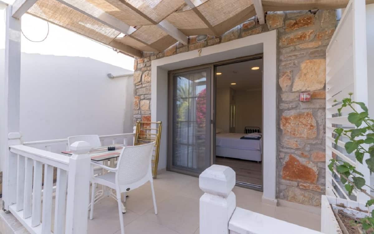 Zimmer mit Pergola-Balkon, Gartenblick
