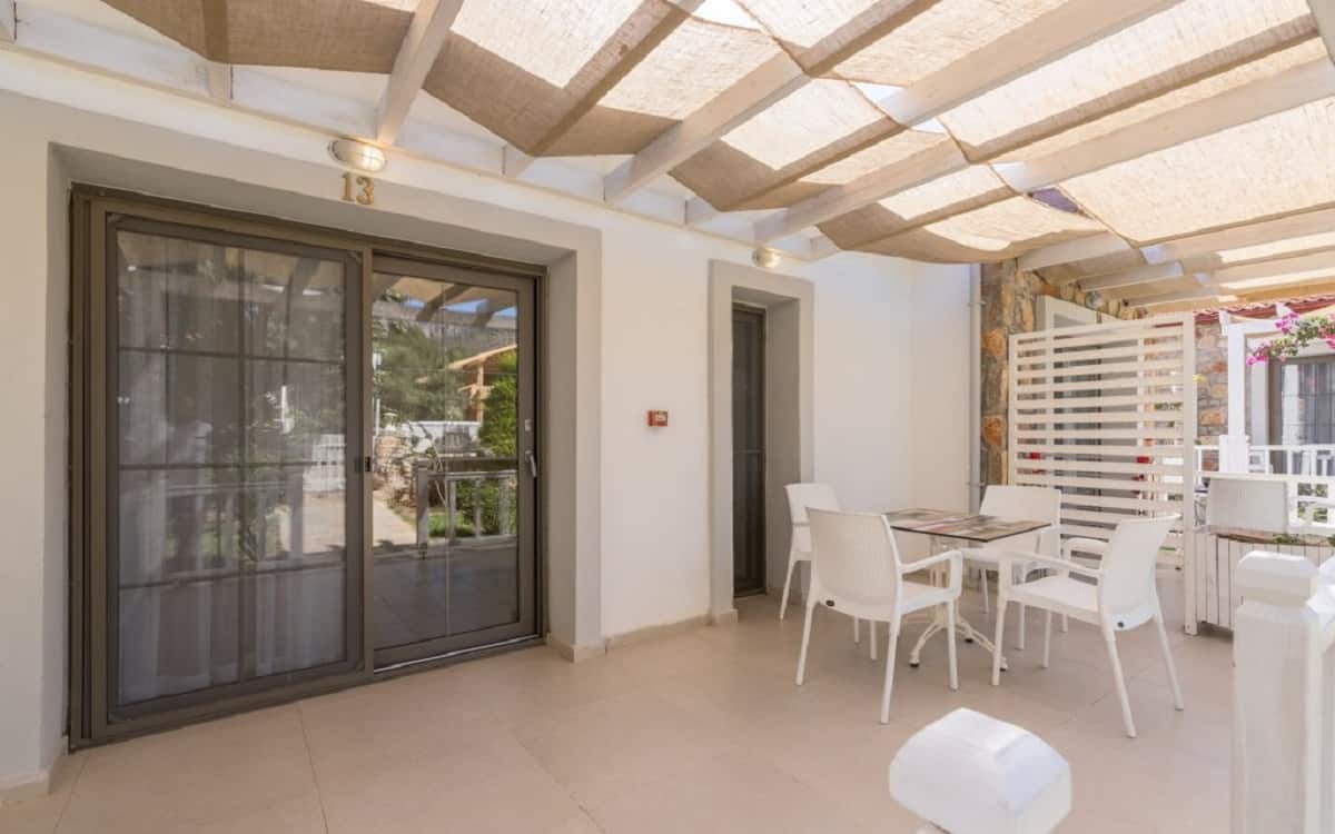 Mit Pergola-Balkon, Gartenblick