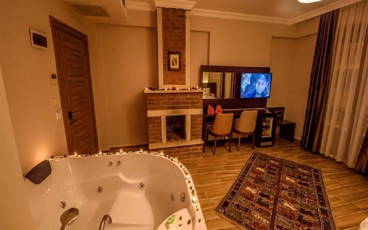 Zimmer mit Whirlpool und Kamin