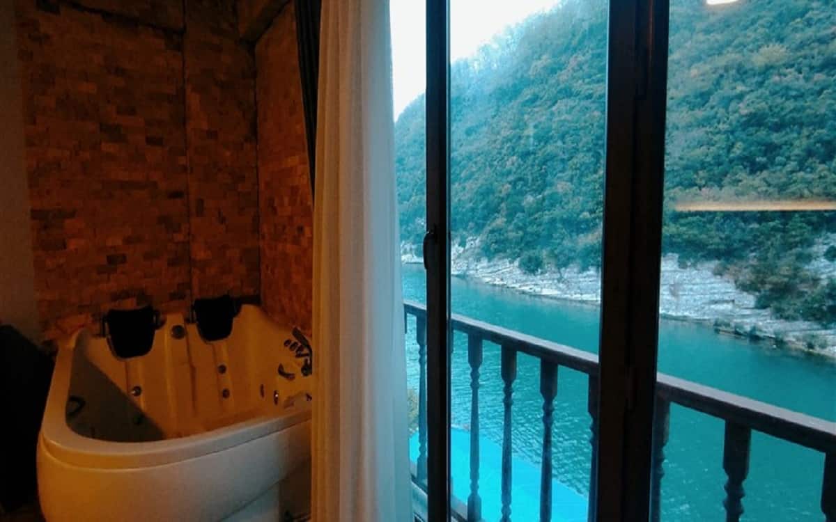Zimmer mit Kamin, Flussblick