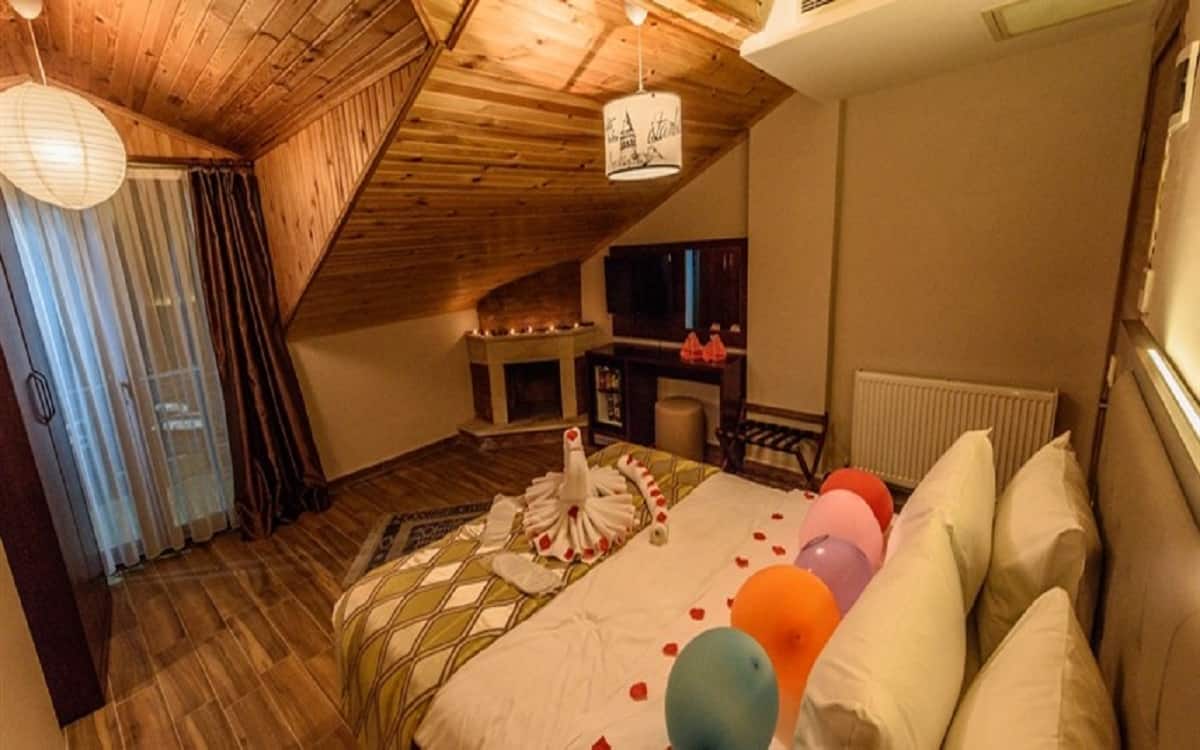 Zimmer mit Kamin, Flussblick