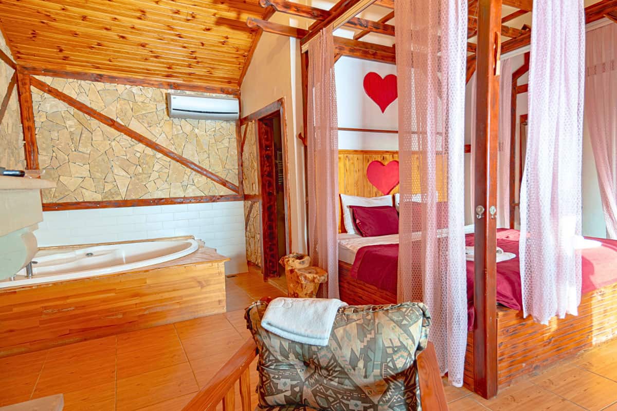 Masal Honeymoon Suite 4 & with Fireplace and Jacuzzi