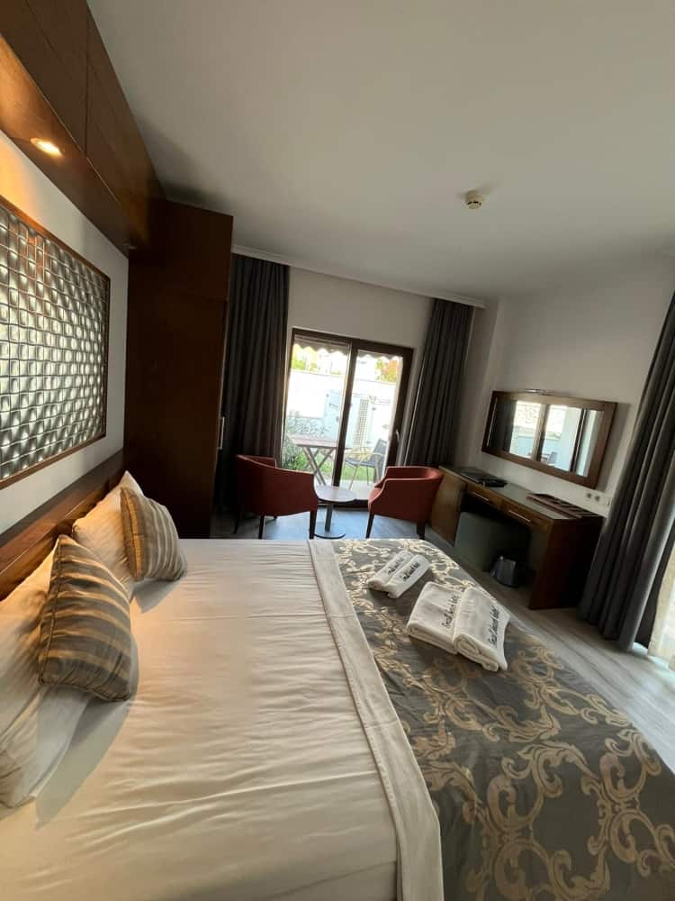 Room, Garden View