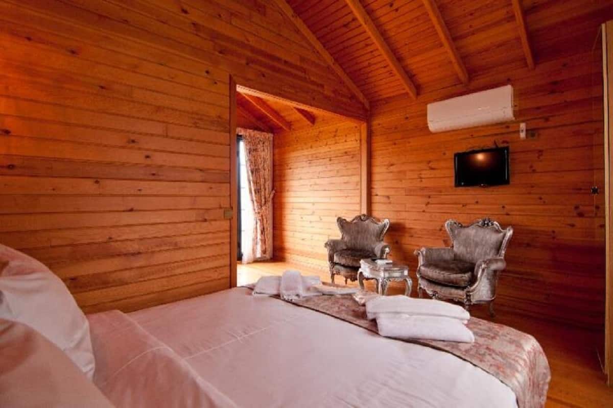 Room, Garden View