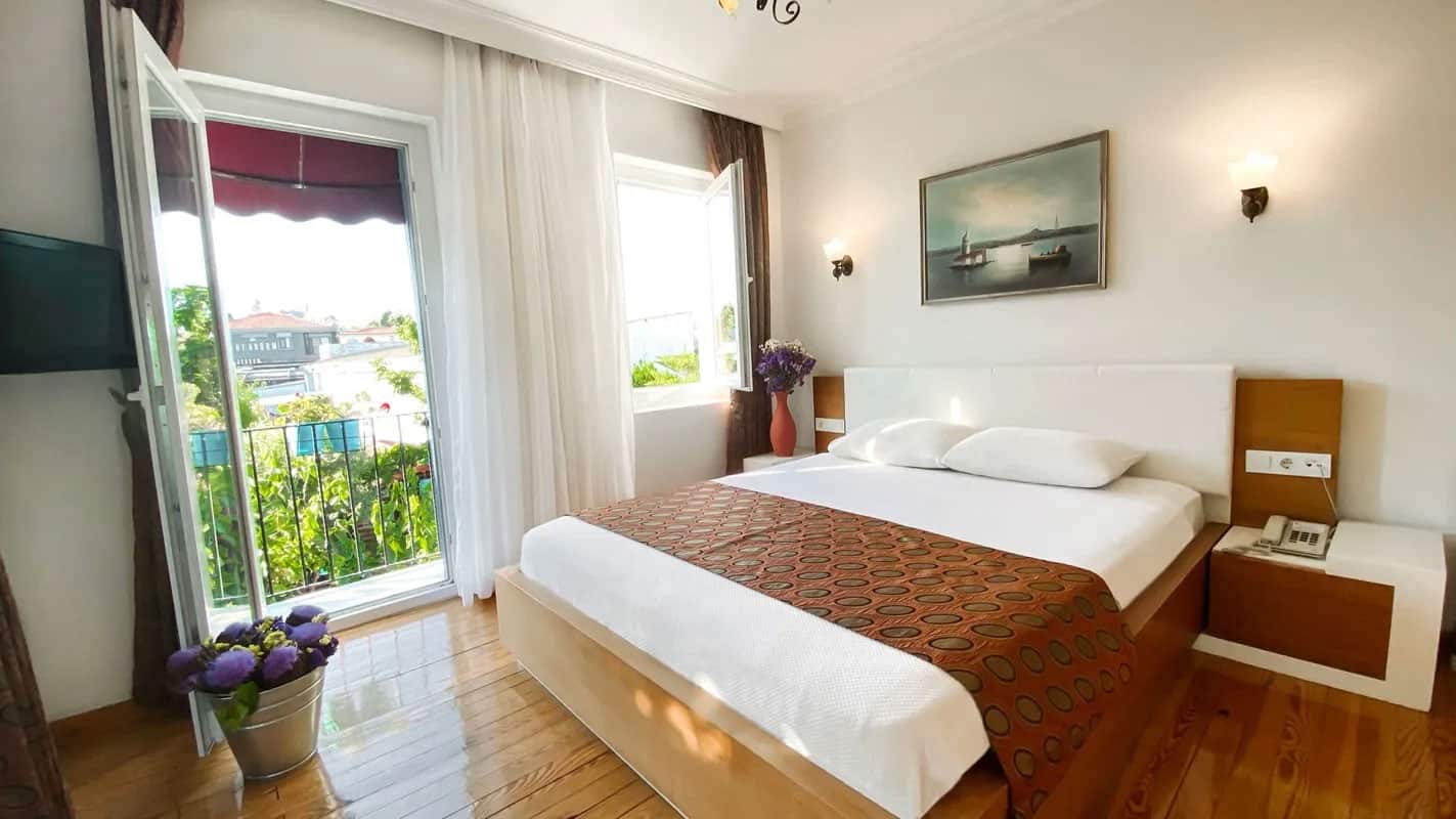 Zimmer mit Erker und französischem Balkon