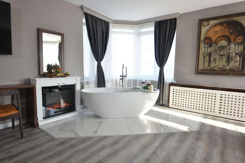 Offene Badewanne – Balkon + Kamin