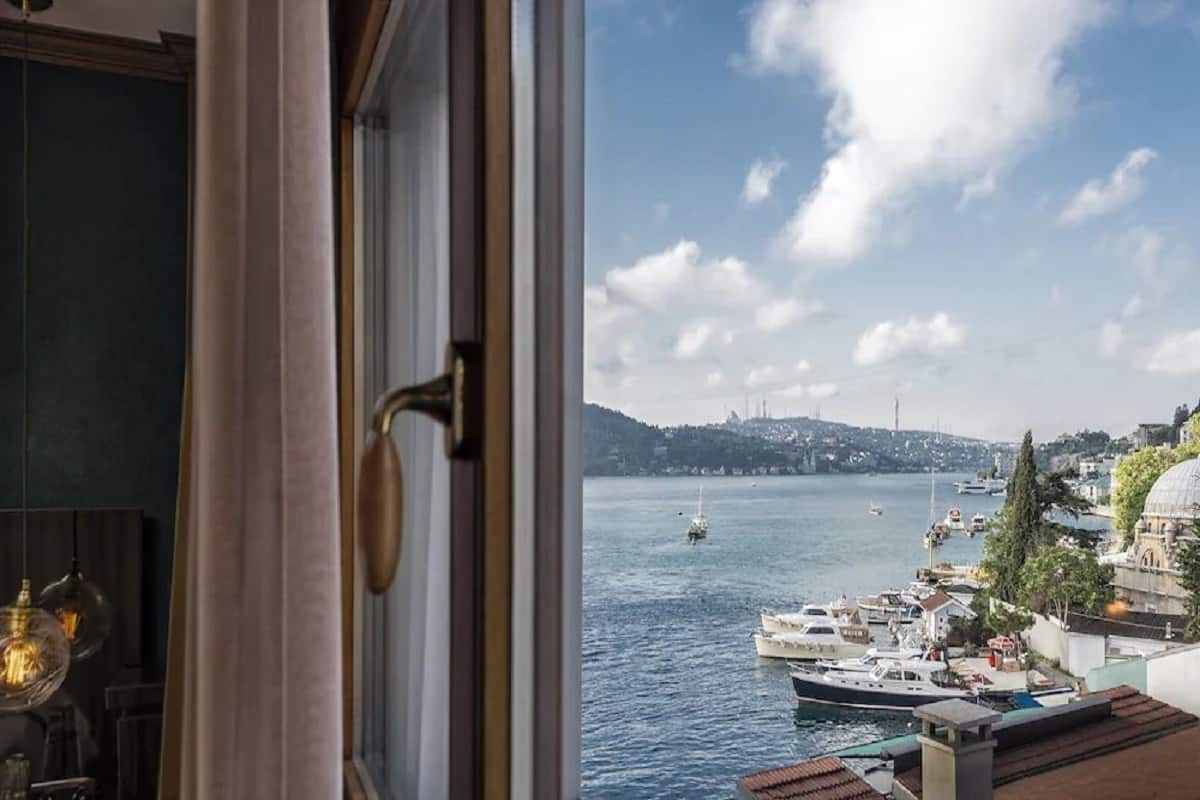 Zimmer, seitlicher Meerblick