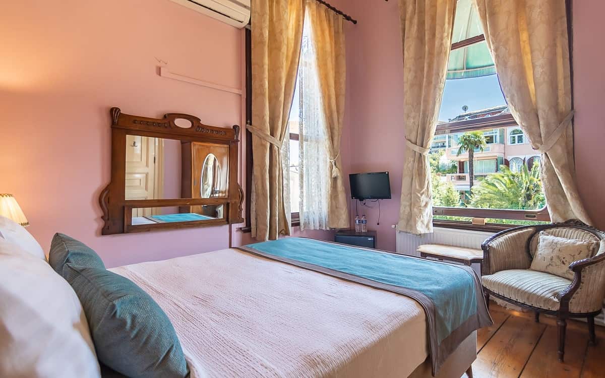 Room, Garden View