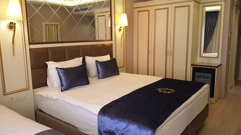 Zimmer mit 2 Einzelbetten und 1 Doppelbett