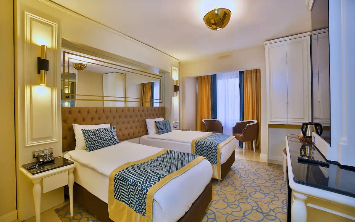Zimmer mit 2 Einzelbetten und 1 Doppelbett