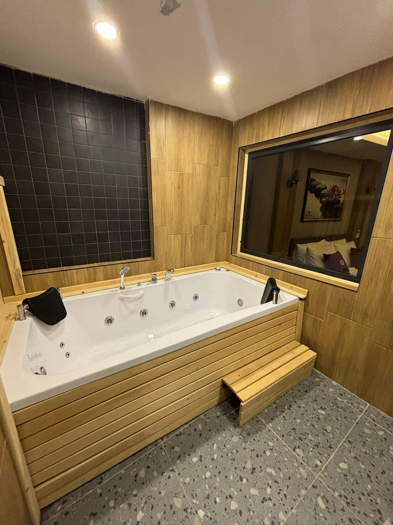 JACUZZI ROOM