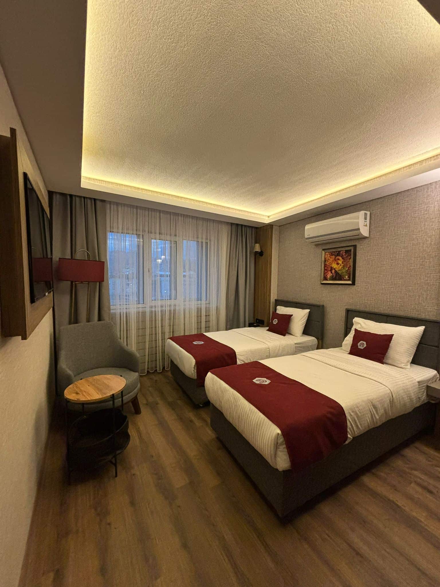TWIN ROOM