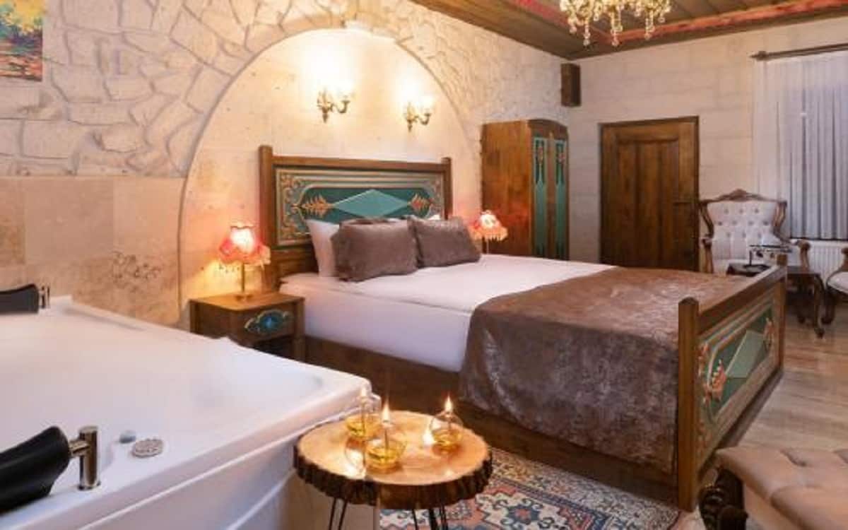 Kaya-Kemer-Zimmer mit Whirlpool