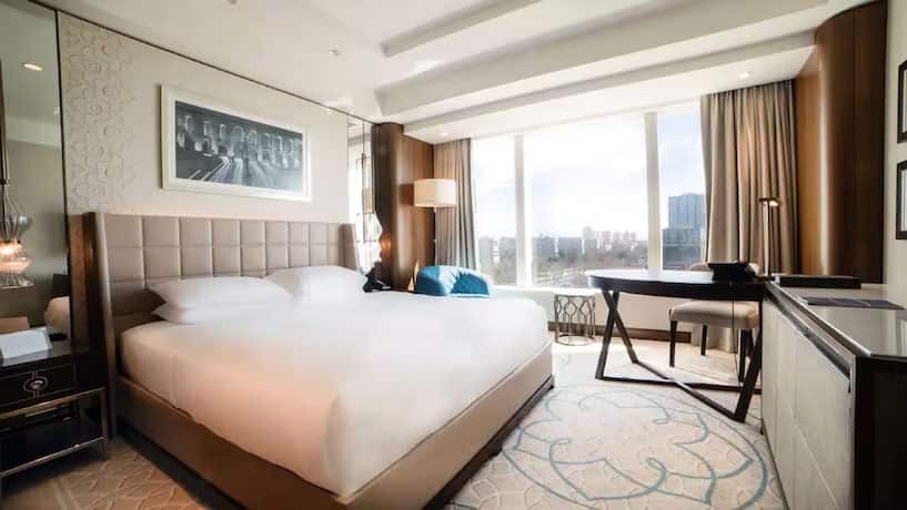 Zimmer 1 mit Kingsize-Bett
