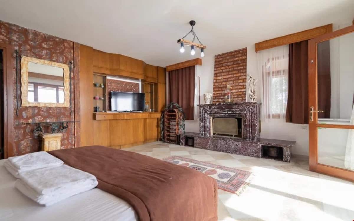 Room, Sea View