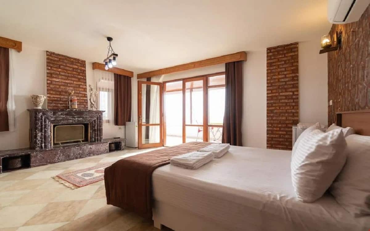 Room, Sea View