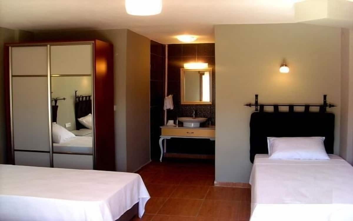 Standard-Doppel- oder Zweibettzimmer