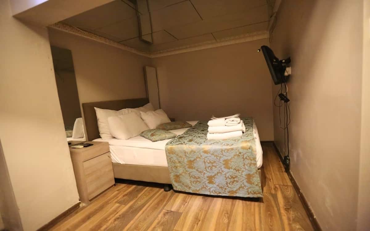 Economy Room