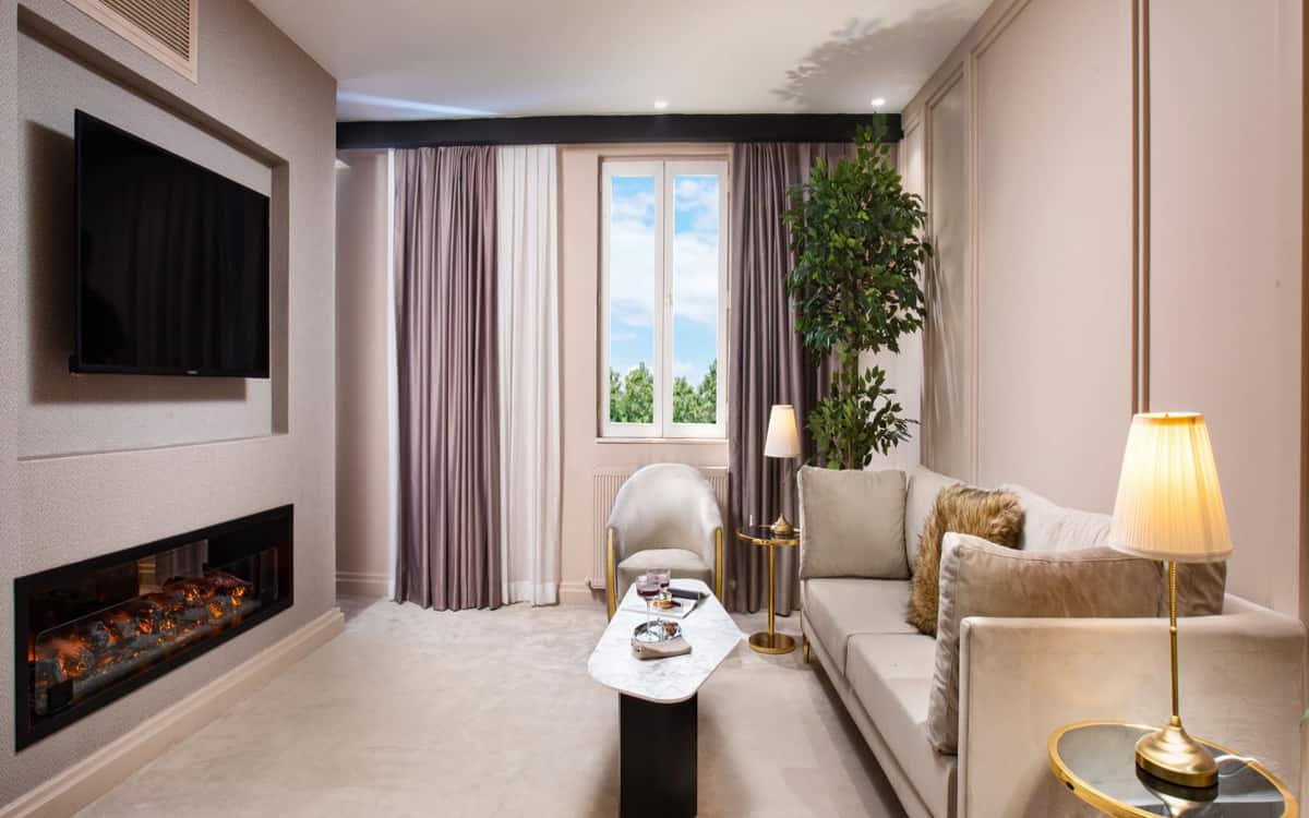 Junior-Privatsuite mit Spa-Badewanne, Kamin und Lounge-Zugang