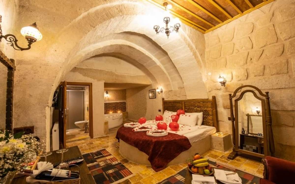 Deluxe Cave Suite With Jacuzzi 