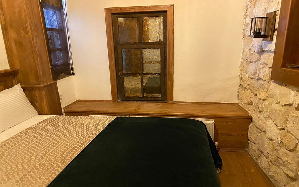 Mit Steinnischenwand