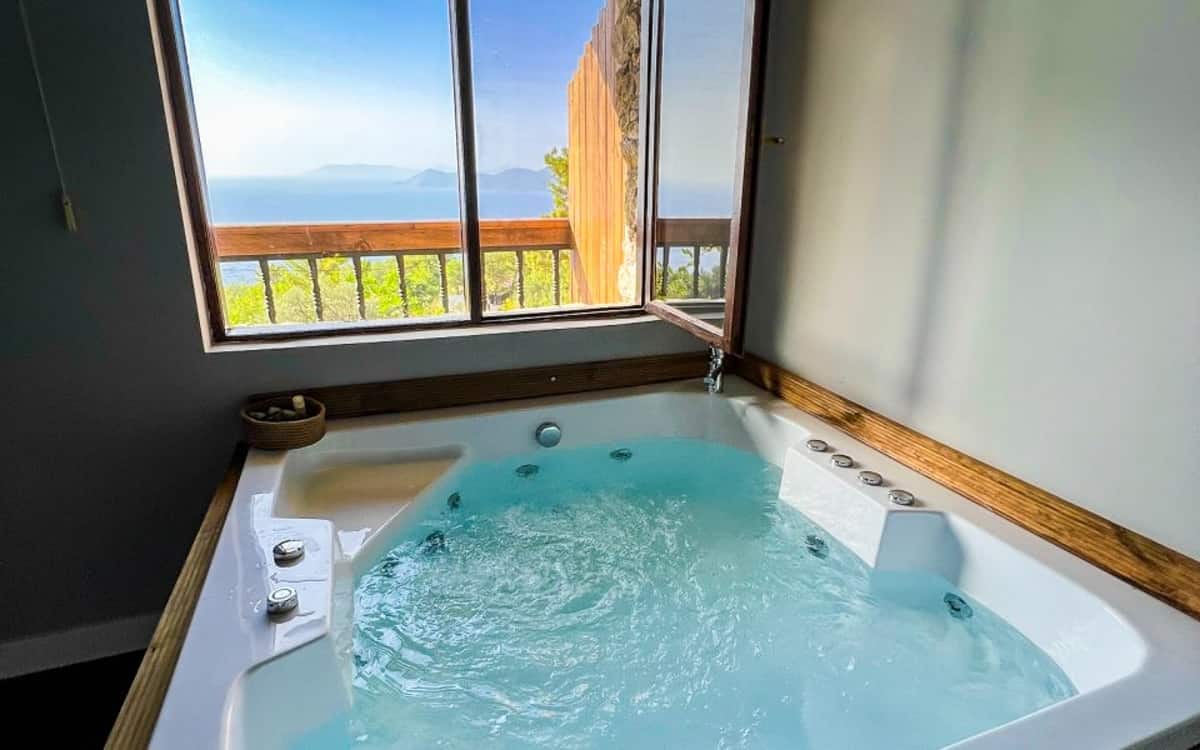 Zimmer mit Whirlpool und Balkon, Meerblick