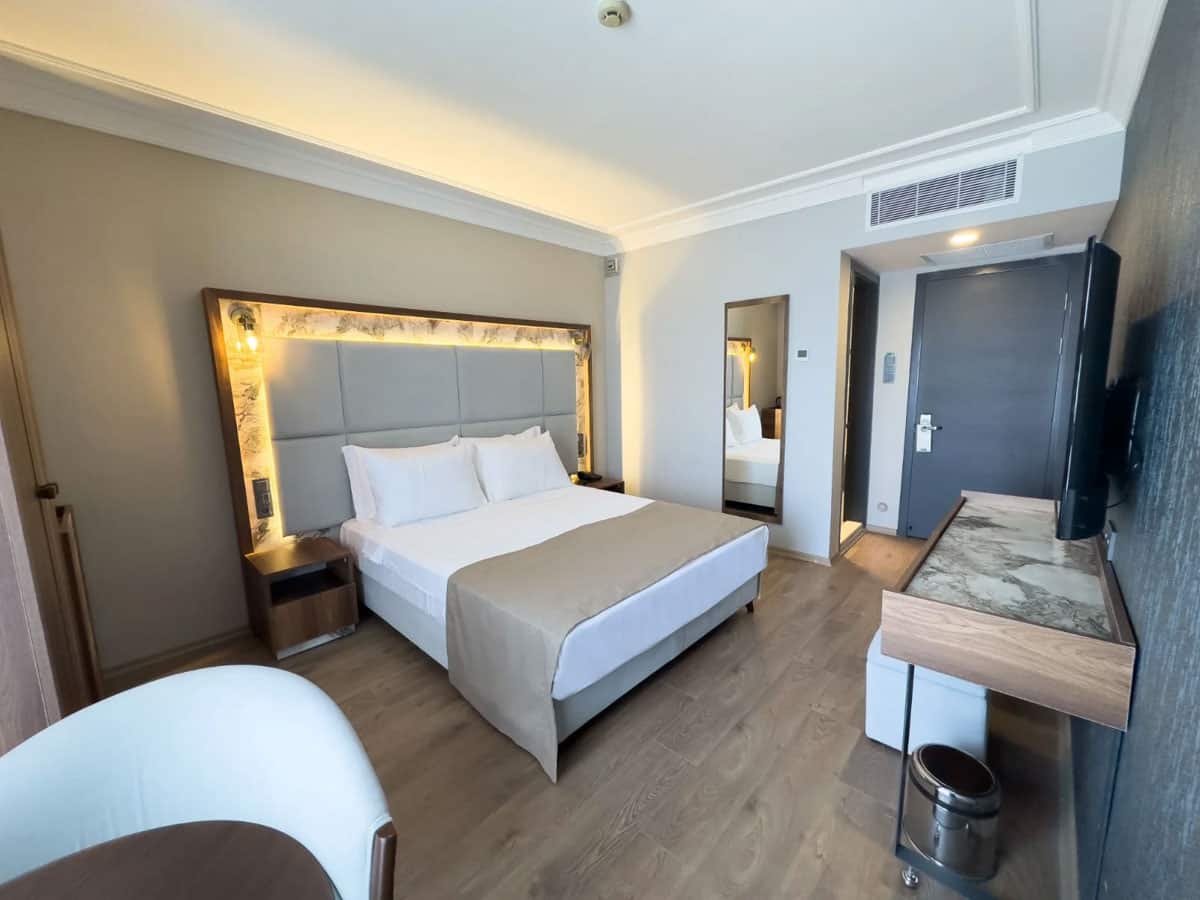 Room, Land View