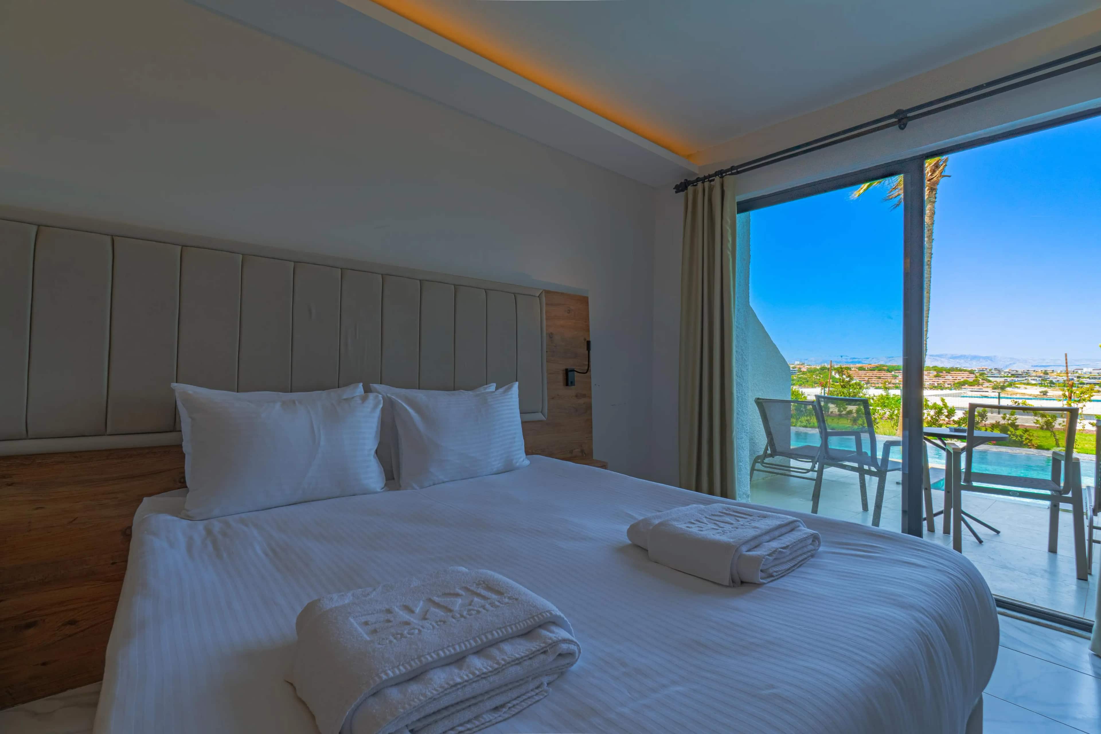 Swim-up-Deluxe-Zimmer mit Gemeinschaftspool, Poolblick und Gartenblick